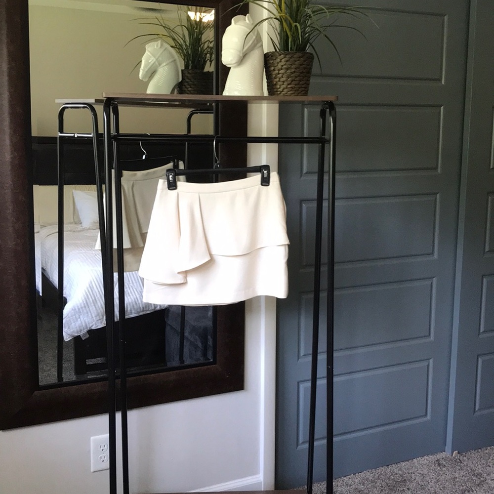 Forever 21 cream ruffle mini skirt size Medium NWT